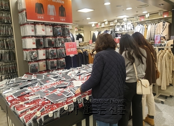 스파오 구경하는 사람들.jpg 스파오 구경하는 사람들.jpg