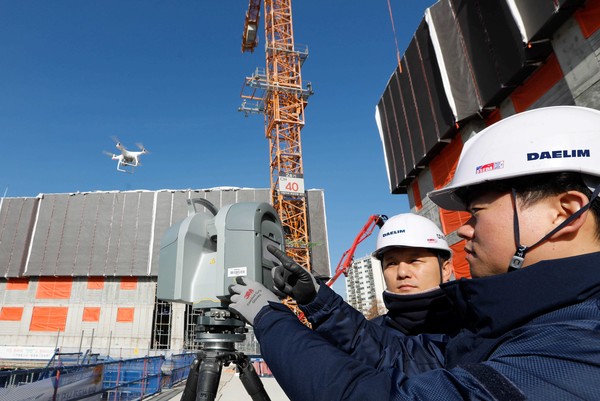 ▲ 김포에서 건설중인 e편한세상 김포 로얄하임 현장에서 대림산업 직원들이 3D 스캐너와 드론을 활용하여 BIM 설계에 필요한 측량자료를 촬영하고 있다.
