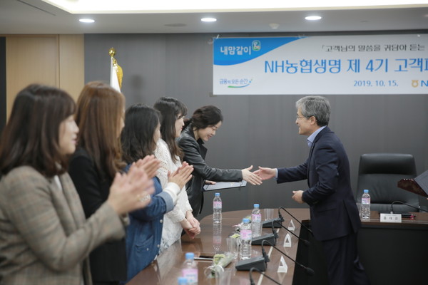 지난해 10월 고객패널 4기 해단식에 홍재은 대표가 참석해