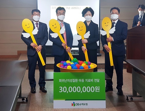 ▲ DB손해보험 박성식 부사장(사진 왼쪽에서 두번째) 안승기 상무(사진 왼쪽 첫번째)과 한국희귀난치성질환연합회 이태영 회장(사진 오른쪽 첫번째), 박미혜 사무총장이 한국희귀난치성질환 연합회 본부에서 치료비 전달식 후 기념촬영을 하고 있다.
