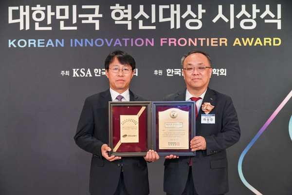 ▲청호나이스 신문균 상무이사(왼쪽)와 한국표준협회 이상진 회장(오른쪽)