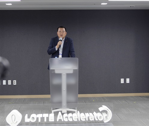 황각규 롯데지주 대표 겸 롯데액셀러레이터 이사회 의장이 데모데이에서 축사를 하고 있다.