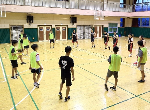 사내 농구 동아리가 보육원에서 스포츠 멘토링을 하고 있다.