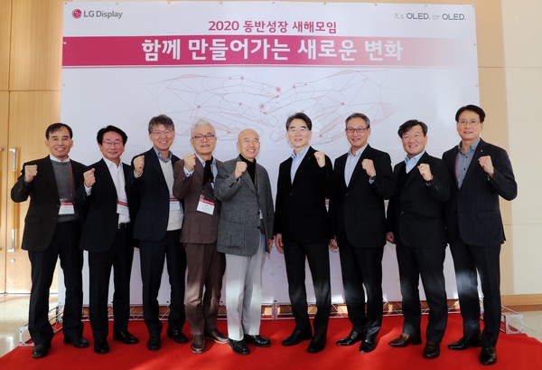 ▲2020년 1월 17일 열린 LG디스플레이 동반성장 새해모임. 왼쪽부터 LG디스플레이 CTO 강인병 부사장, 이녹스첨단소재 김필영 대표이사, 탑엔지니어링 김원남 대표이사, 디엠에스 박용석 대표이사, 주성엔지니어링 황철주 대표이사, LG디스플레이 CEO 정호영 사장, 티엘아이 신윤홍 대표이사, 화인알텍 장대수 대표이사, LG디스플레이 구매그룹장 최영근 전무