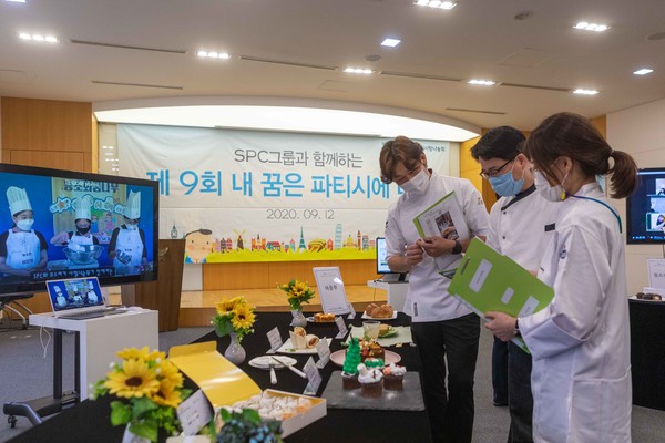 ▲12일 서울 신대방동SPC컬리너리아카데미에서 심사위원들이 온라인을 통해 참가자로부터 출품작 설명을 듣고 있다.