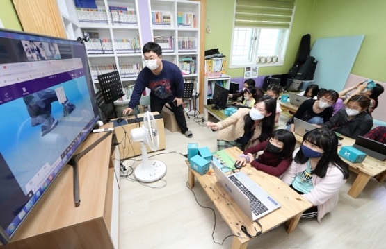 ▲IT서포터즈가 대전 지역아동센터 아이들 대전 지역아동센터 아이들에 VR 콘텐츠 제작하기를 가르쳐주고 있다.