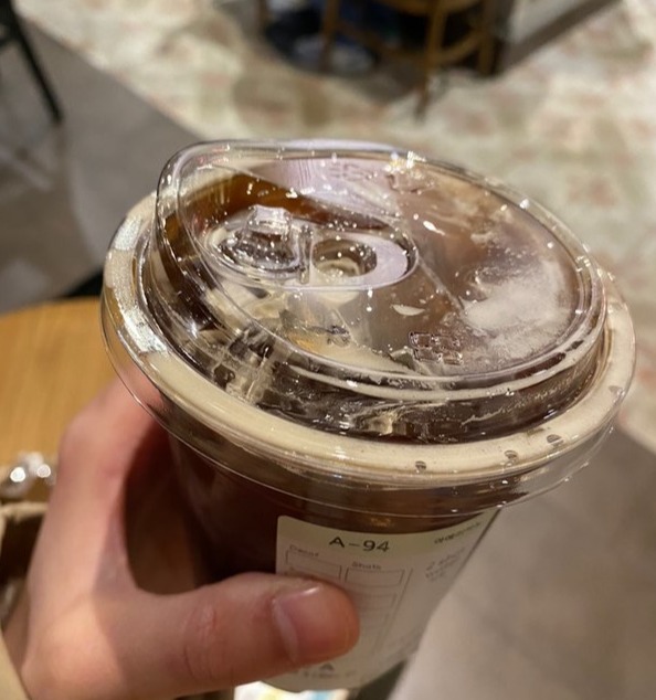 ▲스타벅스가 빨대 없이 마실 수 있도록 도입한 아이스음료 전용 리드(컵 뚜껑).