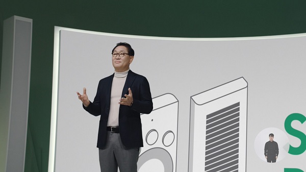 삼성전자 영상디스플레이사업부장 한종희 사장이 온라인으로 진행된 '삼성 퍼스트 룩 2021(Samsung First Look 2021)' 행사에서 삼성전자 TV 신제품과 전략을 설명하고 있다. 