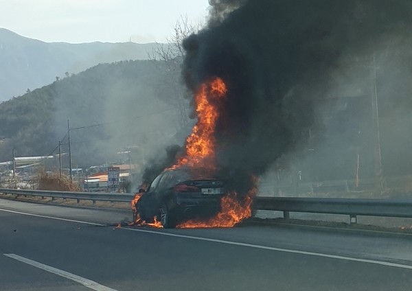 ▲12일 대전통영고속도로에서 불이 난 BMW 승용차.