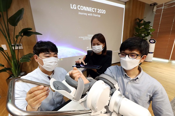 ‘LG 커넥트’ 스타트업 행사에 참여한 에이치로보틱스 직원들이 재활 보조용 로봇 수트를 시연하고 있다.
