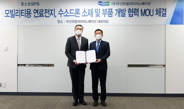 두산모빌리티이노베이션 이두순 대표(왼쪽)와 포스코SPS 김학용 대표