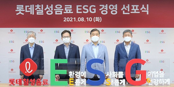 ▲(왼쪽부터)​백원선 ESG위원장, 박윤기 롯데칠성음료 대표이사, 김관묵 음료노조위원장, 문흥배 주류노조위원장