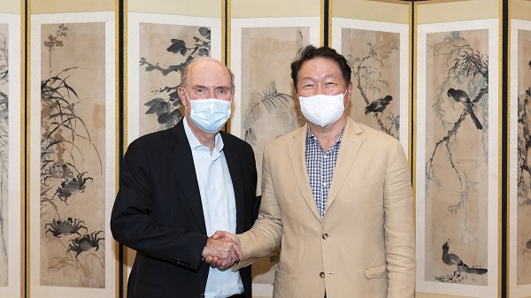 최태원 SK그룹 회장(오른쪽)이 6일 서울 종로구 SK서린빌딩에서 플러그파워 앤드류 J. 마시 CEO를 만나 수소 생태계 구축 등 협력 방안을 논의한 뒤 악수를 나누고 있다.