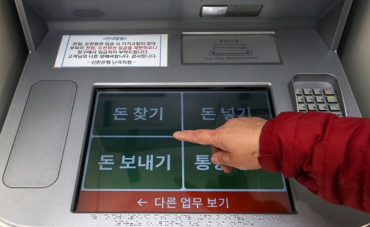 ▲ 신한은행이 최근 금융권 최초로 시니어 고객에 맞춘 화면과 음성 서비스를 적용한 '시니어 고객 맞춤형 ATM'