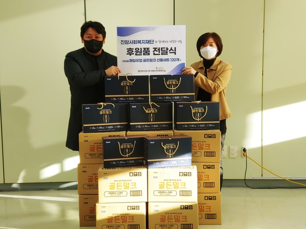 ▲진암사회복지재단이 평택시건강가정·다문화가족지원센터를 방문해 후원품을 전달했다