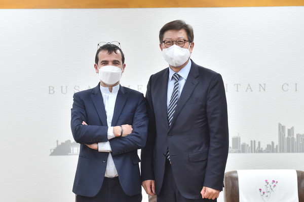 ▲스테판 드블레즈 르노코리아 대표(왼쪽)와 박형준 부산시장