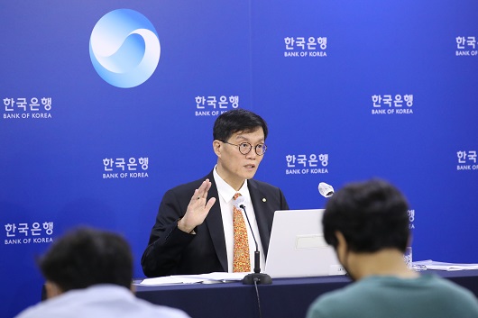 ▲ 이창용 한국은행 총재가 13일 오전 기자간담회에서 발언하고 있다.