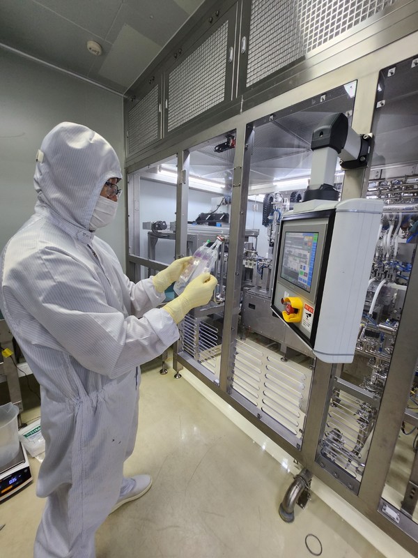 ▲JW생명과학 직원이 TPN 3라인에서 생산된 종합영약수액제 신제품을 살펴보고 있다