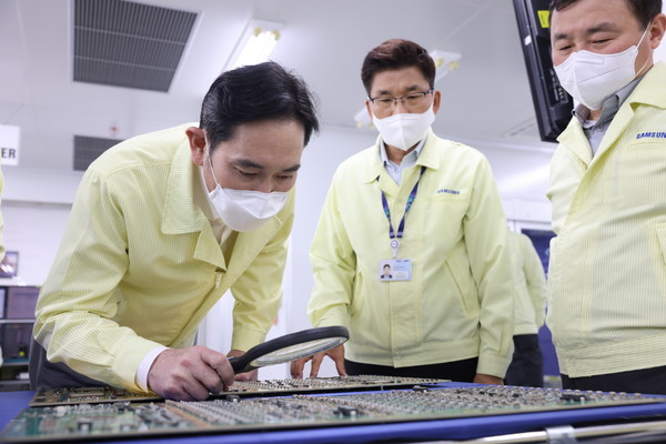 ▲SEV 통신장비 라인 점검 중인 이재용 삼성전자 회장