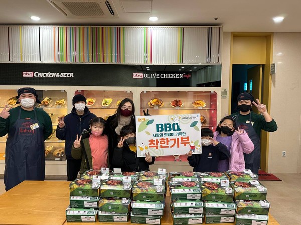 ▲BBQ가 치킨대학 착한기부를 통해 경기도 광주 아동복지센터에 치킨을 기부했다