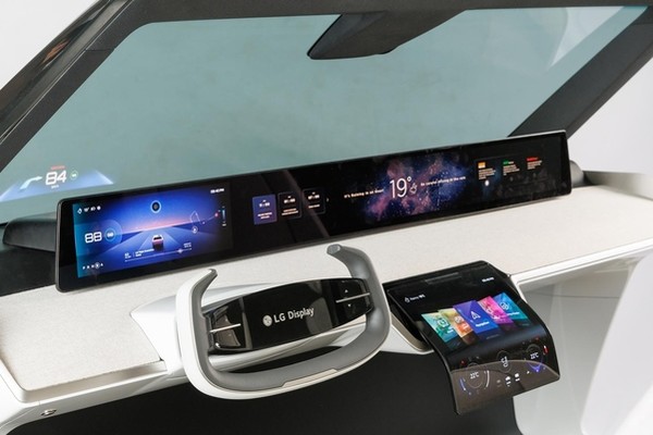 LG디스플레이의 차량용 P-OLED로 구성된 디지털 콕핏