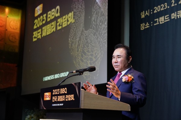 ▲제너시스BBQ그룹 윤홍근 회장은 지난 2일부터 24일까지 전국 패밀리 간담회를 개최했다
