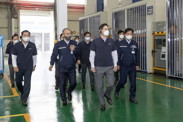 지난해 10월 광주광역시에 위치한 삼성전자 협력회사 '디케이'에서 이재용 삼성전자 회장과 김보곤 디케이 대표(맨 오른쪽)가 생산 라인을 둘러보고 있다.