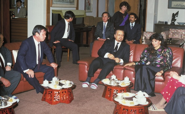 1986년 내한한 사우디아라비아 야마니 석유장관과 면담 중인 최종현 선대회장(왼쪽)