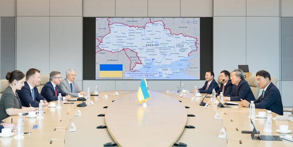 ▲최정우 포스코그룹 회장이 6일 포스코센터를 방문한 우크라이나 의원단과 우크라이나 재건 사업 협력 방안에 대해 논의하고 있다.