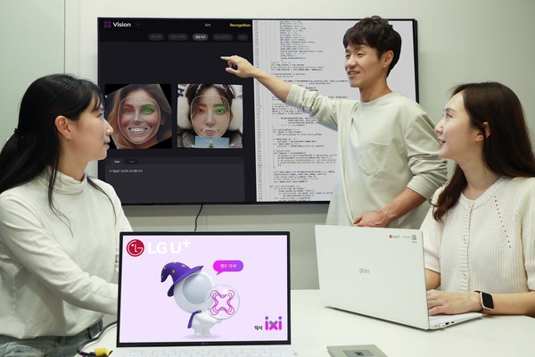 ▲LG유플러스 임직원들이 AI 브랜드 익시의 AI 기술을 테스트하는 모습.