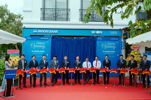 ▲ 지난 8일 베트남우리은행은 베트남 남부 중심도시 '껀터'에 21번재 지점인 '껀터지점'을 개설했다. 껀터지점 개점식 행사에서 주요 참석자들이 테이프커팅식을 하고 있다.