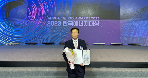 ▲BAT코리아제조 김지형 공장장이 지난 16일 진행된 ‘2023년 한국에너지대상’에서 산업통상자원부 장관 표창을 수상했다