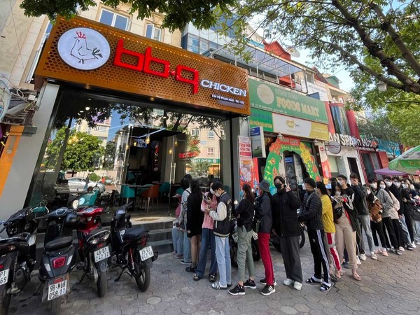 ▲BBQ가 베트남 하노이 부팜함(Vu Pham Ham)에 오픈한 BBQ 부팜함점에서 현지인들이 줄을 서 있다.