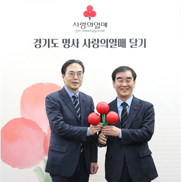 ▲염종현 의장(오른쪽)이 김효진 사무처장(왼쪽)과 기념사진 촬영.