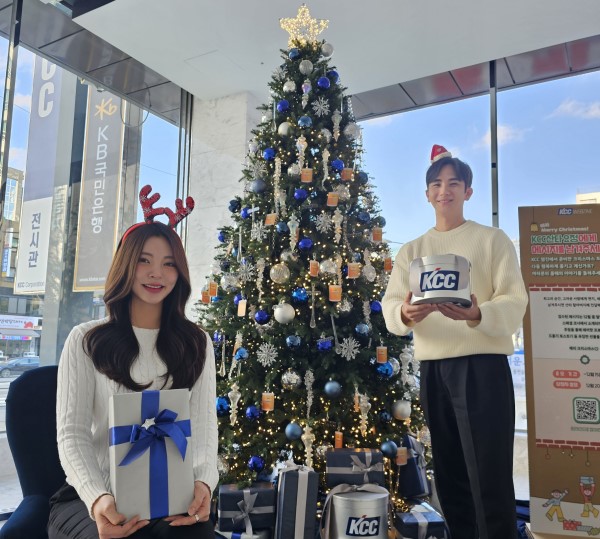 ▲KCC 임직원들이 서울 서초구에 위치한 KCC본사 1층 로비에 설치된 크리스마스 트리 앞에서 사진을 찍고 있다.