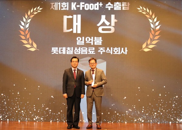 ▲ 정황근 농림축산식품부 장관(왼쪽)과 박윤기 롯데칠성음료 대표이사가 기념사진을 찍고 있다
