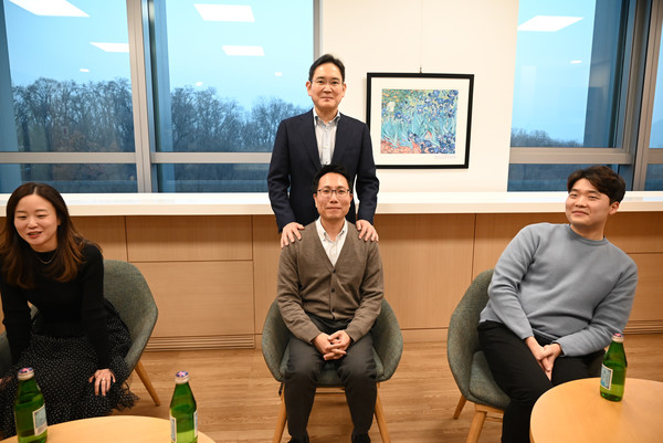 10일 서울 우면동 삼성리서치를 방문한 이재용 삼성전자 회장이 연구원들과 간담회를 가진 뒤 기념 사진을 촬영하고 있다.