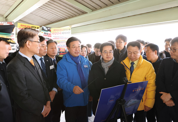 윤호중 국회의원(파란 점퍼), 김동연 경기도지사(오른쪽에서 세 번째)