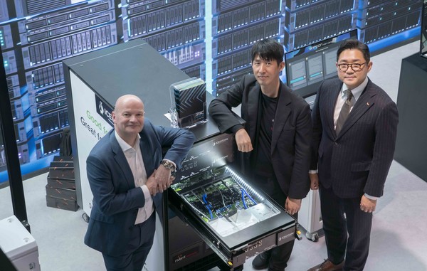 ▲데이비드 크레이그 아이소톱 CEO, 이종민 SKT 미래R&D 담당, 서상혁 SK엔무브 e-Fluids B2B 사업실장(왼쪽부터)
