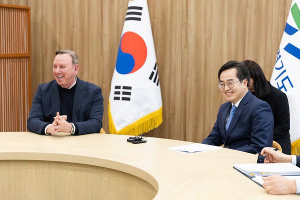 김동연 경기도지사(오른쪽), 지노반 베긴 이클레이 세계 사무총장