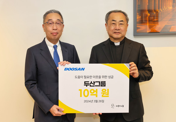박지원 두산그룹 부회장(왼쪽)과 손희송 재단법인 바보의 나눔 이사장