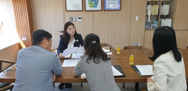 ▲장윤정 의원이 안산교육지원청 관계자들과 학생 보호 방안을 논의하고 있다