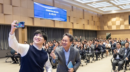 ▲ 이날 행사의 사회를 맡은 (사진 왼쪽부터)신홍윤씨, 진옥동 신한금융그룹 회장이 임직원들과 함께 기념촬영을 하고 있다.