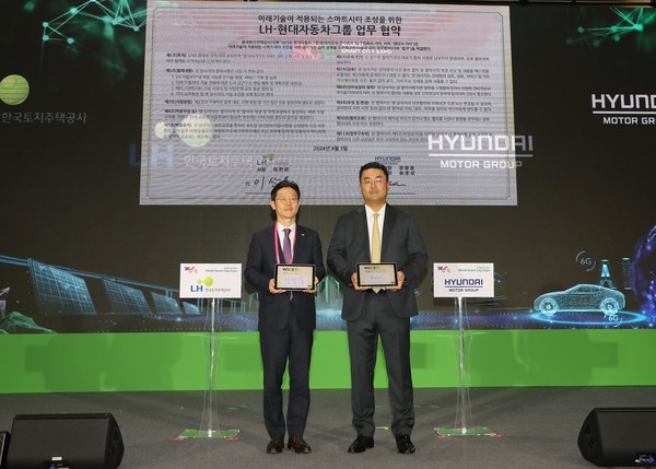 ▲이상욱 LH 부사장(왼쪽)과 김흥수 현대자동차그룹 부사장(오른쪽)