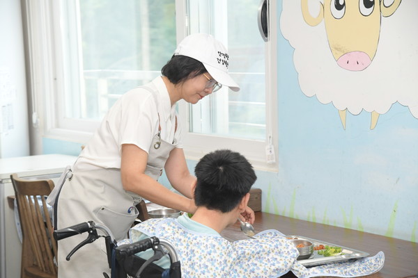 ▲오유경 처장이 '청애원'에서 식사 봉사활동을 하고 있다