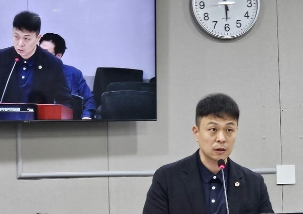 ▲유영일 부위원장이 개정안에 대해 설명하고 있다.