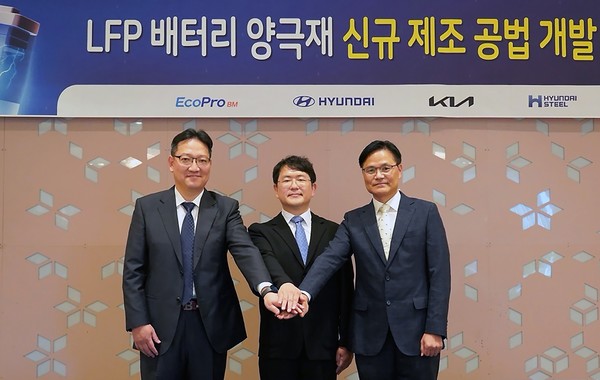 ▲현대차·기아 전동화구동재료개발실 정순준 상무(사진 오른쪽), 현대제철 선행개발실 임희중 상무(사진 왼쪽), 에코프로비엠 연구기획담당 서준원 전무(중앙)
