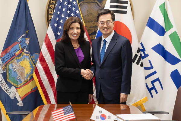 캐시 호컬 뉴욕주지사(왼쪽), 김동연 경기도지사
