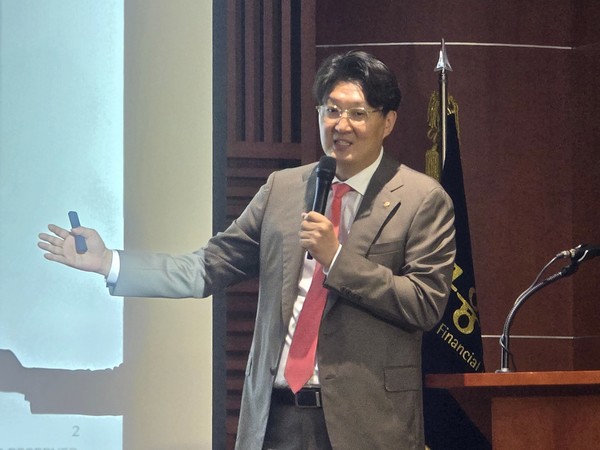 ▲금정섭 한화자산운용 ETF사업본부장이 22일 오전 서울 여의도 금융투자협회에서 열린 기자간담회에서 신규 출시 ETF 2종을 소개하고 있다.