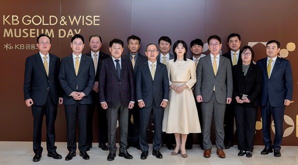 ▲ (왼쪽부터) 이환주 KB라이프생명 대표, 이창권 KB국민카드 대표, 빈중일 KB캐피탈 대표, 유문형 삼성문화재단 대표, 성채현 KB부동산신탁 대표, 양종희 KB금융그룹 회장, 구본욱 KB손해보험 대표, KB GOLD&WISE the FIRST 광고모델 이영애씨, 송영석 KB인베스트먼트 대표, 이재근 KB국민은행장, 김명원 KB데이터시스템 대표, 서혜자 KB저축은행 대표, 김성현 KB증권 대표가 기념사진을 촬영하고 있다.